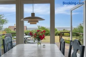 Cozy House With Sea View And Beautiful Location - Image 1