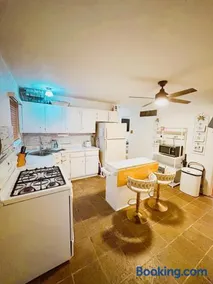 Cozy St Louis Retreat with Office and Gym - Image 2