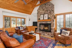 The Lodge, 'North Woods' style, boutique Galena Getaway! - Image 5