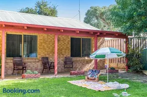 Waves And Moore - Beautifully presented home - Image 2