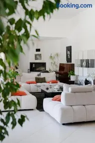 Contemporary Villa in Provence with pool, ideal for 6 Guests - Image 1