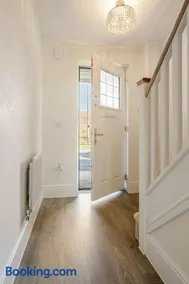 Telford - Priorslee, Spacious Double Room on a Newly built House, Free Parking, Free Wifi, Shared House & Shared Washroom - Image 2
