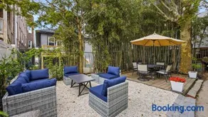 Sleeps 16 All Redone w Yard 1 block to Beach - Image 1