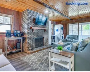 Family-Friendly Cabin Getaway On Castle Rock Lake Space to Relax & Play - Image 4