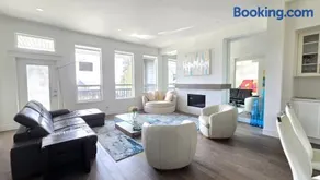 Designer Zen Villa, Premium Coquitlam Stay, Minutes to Transit - Image 5