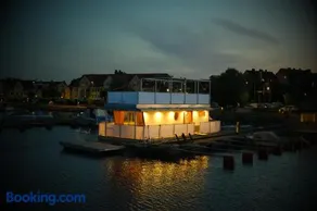 Unique floating retreat Sleeps 4 - Image 5