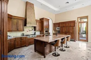 8BR Phoenician Mansion w/ Hot Tub&Pool-Heat Avail! - Image 4