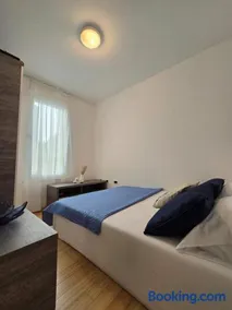 Apartman Oscar with pool access - Image 3