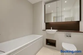 London Dockside Apartment - Image 3