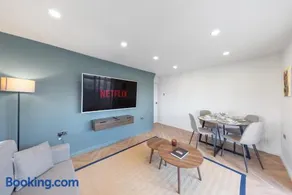 Cosy Flat with Stunning Views - Image 2