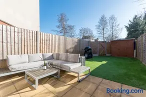 Castle Townhouse Kenilworth - Private Parking - 24 Hr Gym Access - Town Centre - Image 5