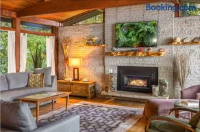 Poulsbo Waterfront Lodge with Game Room Library - Image 2