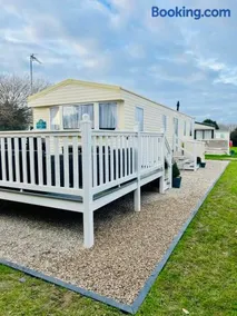 Shell Beach Holiday Home Mersea Coopers Beach - Image 3