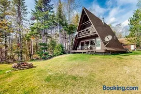 Comfy Lakefront Cabin with Gorgeous Views, Private Dock & Pebble Beach - Image 2