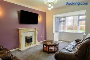 Family-Friendly Detached House Near Leeds and Bradford with Garden - Image 4