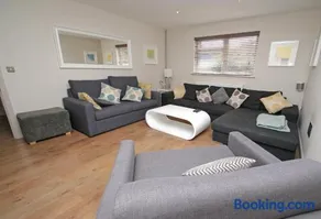 FREE Parking, Stylish and Spacious Bungalow - Image 3