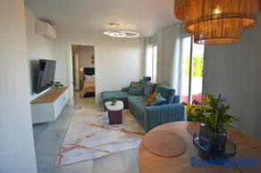 The Coral Breeze - Top Floor Apartment with Spectacular Views - Image 5
