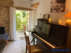 Beautiful Thatched Cottage with Piano - Image 4