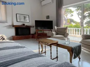 Sunny Escape:Stylish and Roomy Apt in Beach Haven! - Image 2