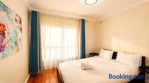 3BR Mascot House 3 Queen Beds Walk to Station - Image 1