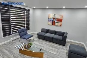 Spacious bright Apt,Parking and self check-in - Image 1