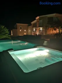 Villa entièrement équipée avec piscine privée, jacuzzi et barbecue | Vue ville | Avec animaux acceptés - Image 2