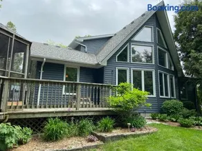Lakefront Cottage w Grand Cabin Room - Image 1