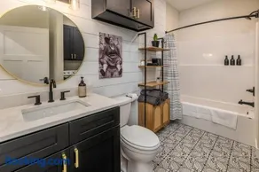 Modern 1BR Downtown Near Stone Face - Image 5