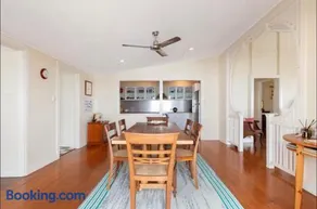 Quiet Waterfront Retreat - Fishing & Coastal Getaway, K'Gari Views - Image 3