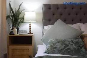 Modern 2Bedroom Apartment Free Private Parking Woodbridge Central - Image 3