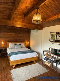Jacaranda Cottage 5 min by Train or 7 min drive to Parramatta City - Image 1