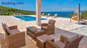 A gorgeous villa on a private property on the island Brač - Image 5