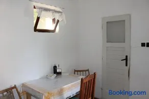 Vinyl House - Image 4