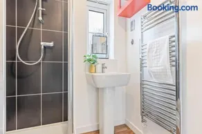 The Cosy House with Free Parking, Garden and Smart TV with Netflix by Yoko Property - Perfect for Contractors, Groups & Relocation - Image 4
