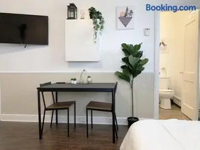 Cozy Bachelor Condo Downtown WiFi & Smart TV - Image 5