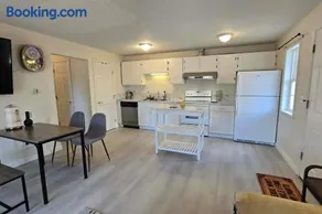 Cozy 2BR Near Downtown Auburn Stay Cool with Air Conditioning - Image 3