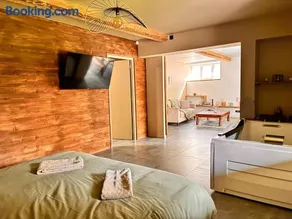 Superbe appartement avec jacuzzi et jardin privé - Image 2