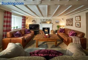 Thornhill Lodge, Historic 4 Bed, 4 Ensuite - Image 2