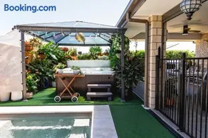 Entertainer's Paradise! Child =& pet friendly Pool spa, movie room - close to Australia Zoo - Image 2