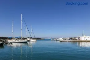 Spacious sea facing one bedroom apartment - Image 1
