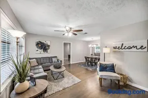 3 Bedroom Home The Neighborhood Spot desks in 2 rooms high speed Internet wifi Kick Back & Relax close to Houston Hobby Airport 5 star superhost - Image 5