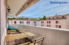 Large Terrace, 2-Bedroom Apartment in Geneva - Image 1