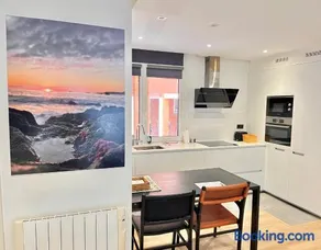 SMALL LUX BEACHCITY LONG STAY FREE PARKiNG - Image 3