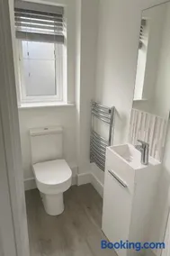 Coastal 3BR Garden & Parking - Image 3