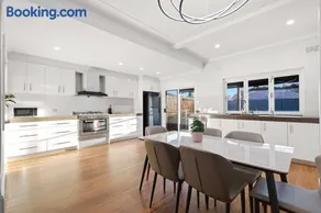 Mascot 4BR with Private Pool close to Airport - Image 1