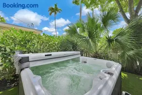 Stylish 4B 3B with Jacuzzi near Wynwood and Beaches - Image 4