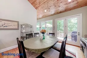 Charming Lakefront Home Sleep 12 Dock Boat Launch - Image 3