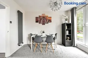 Modern 3-Bedroom Maisonette with Free Parking in Epping - Image 5