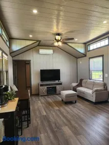 Prairieview Cabin - with Hot Tub - Image 5