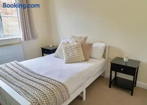Luxury 2 Bedroom Wokingham Apartment, En Suite, Free WiFi, On Site Parking, Guests 4 - Image 1
